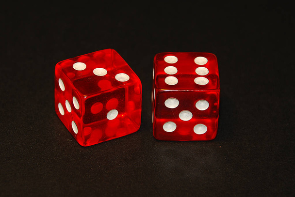 две кости на черном столе, результат девять (9), три (3) и шесть (6)
) - Фото, изображение