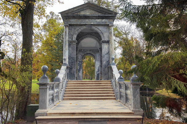 Ponte di marmo a Tsarskoye Selo (Pushkin), San Pietroburgo
 - Foto, immagini