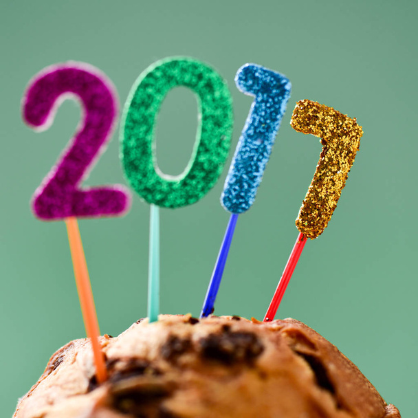 números brillantes formando número 2017 en un pastel
 - Foto, imagen