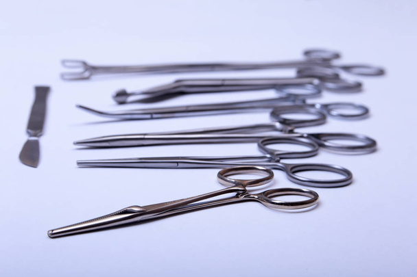 Instrumentos y herramientas quirúrgicas sobre la mesa para una cirugía
 - Foto, Imagen