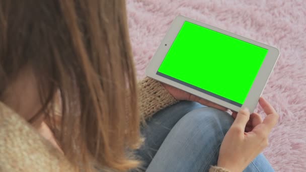Γυναίκα κοιτάζοντας τον υπολογιστή tablet με πράσινη οθόνη - Πλάνα, βίντεο