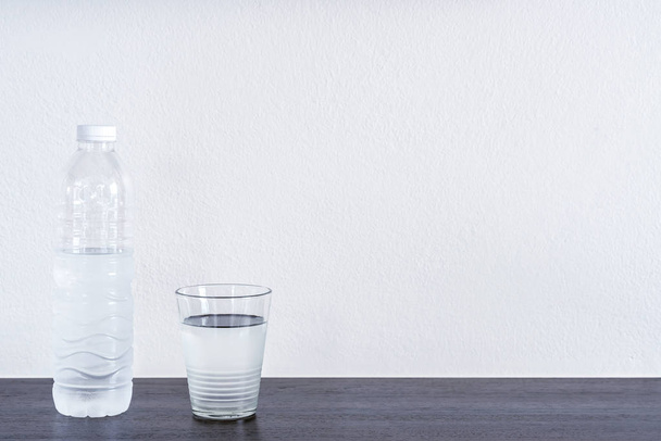 Flasche und Glas kaltes Wasser - Foto, Bild