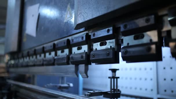 operador de dobra de folha de metal por máquina de dobra de folha
 - Filmagem, Vídeo