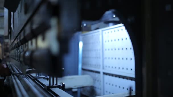 operador doblando la hoja de metal por la máquina dobladora de hoja
 - Metraje, vídeo