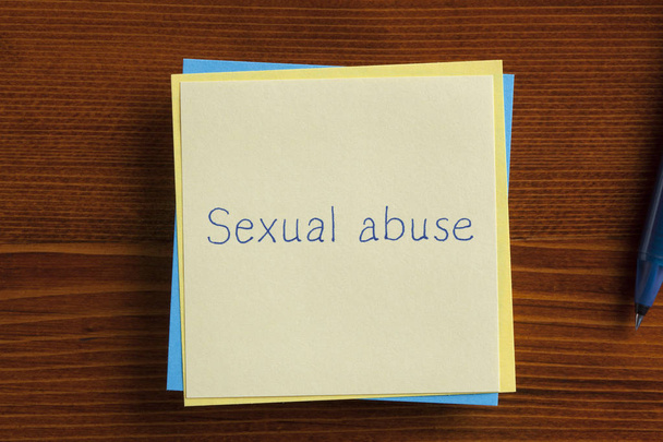 Σεξουαλική κακοποίηση, γραμμένο σε μια σημείωση - Φωτογραφία, εικόνα