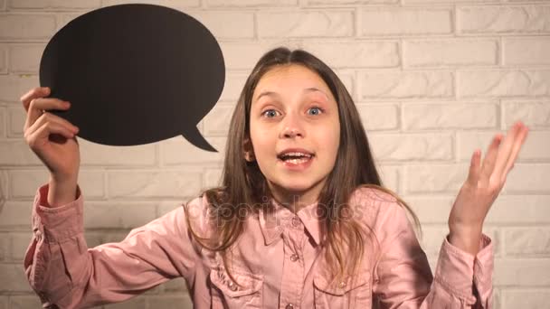 Teen κορίτσι με μαύρο μιλώντας στο cloud - Πλάνα, βίντεο