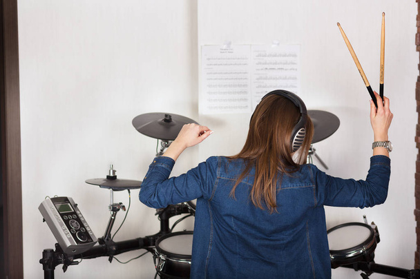 Žena bubeník cvičit doma - Fotografie, Obrázek