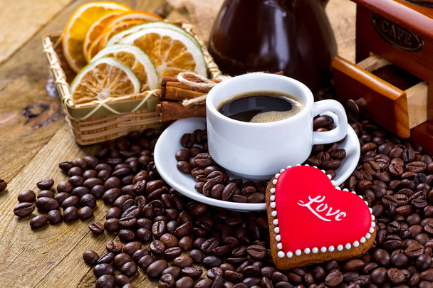 Tasse de thé noir et biscuits en forme de coeur, pour la Saint-Valentin
 - Photo, image