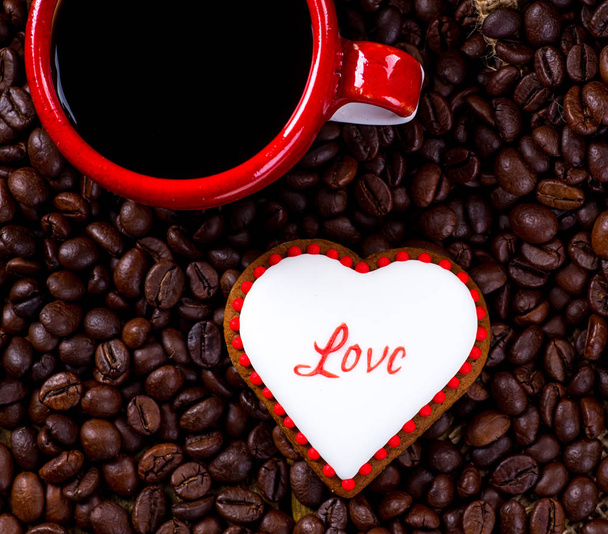 Tazza di tè nero e biscotti a forma di cuore, per San Valentino
 - Foto, immagini