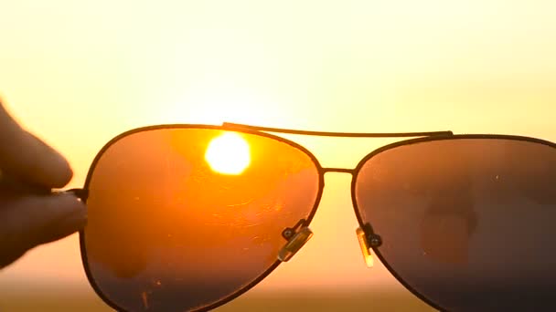 Κοίτα τον ήλιο μέσα από τα γυαλιά ηλίου - Πλάνα, βίντεο