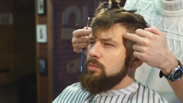 Young man in barber shop - Záběry, video