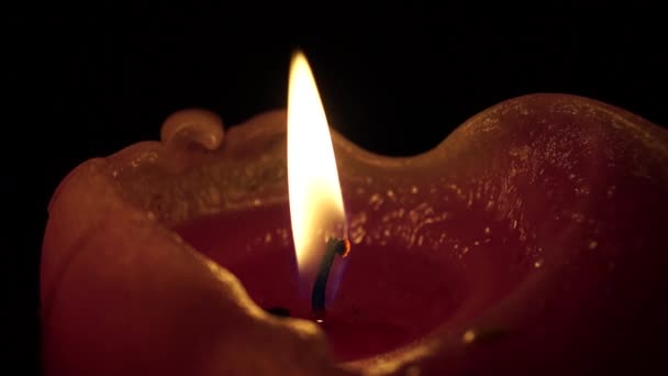 Ένα φωτισμένο μεγάλο κερί με λαμπυρίσματος φως. - Πλάνα, βίντεο