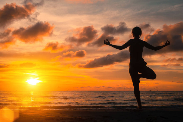 Yoga praticando ao pôr do sol
 - Foto, Imagem