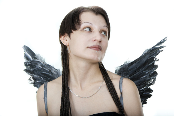 ángel sonriente con alas grises sobre blanco
 - Foto, imagen