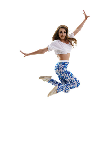 Jovem dançarina sexy pulando graciosamente em estúdio
 - Foto, Imagem