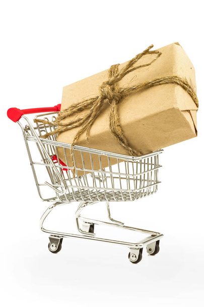 Gift with wrapping paper and thread burlap in the shopping cart - Foto, Imagem