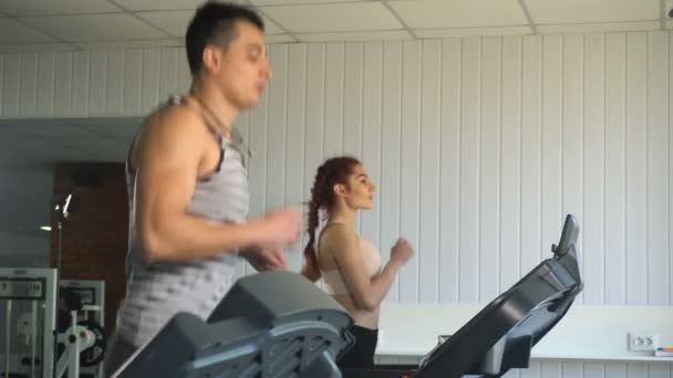 Man and woman running on treadmill - Filmmaterial, Video