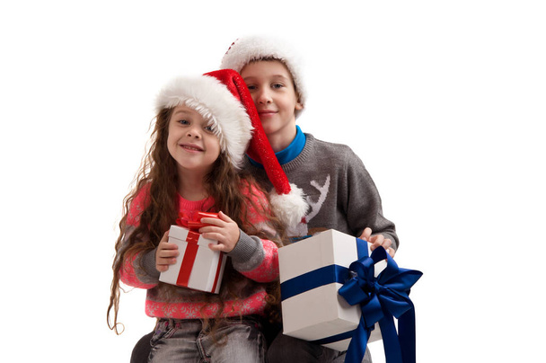 malé děti v kostýmu drží boxy s dárky. - Fotografie, Obrázek