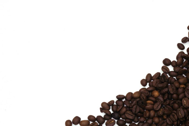 brązowe ziarna kawy na białym tle - Zdjęcie, obraz