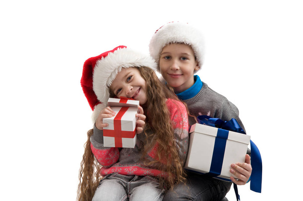 маленькі діти в костюмі тримають коробки з подарунками
. - Фото, зображення