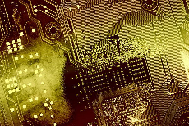 placa de circuito impreso, tonificada en colores dorados. fondo como símbolo de la edad de oro de la tecnología
 - Foto, Imagen