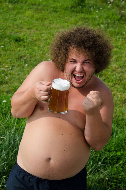 Kövér ember iszik sört - Fotó, kép