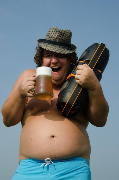 Fiesta. Hombre borracho con una caja de resonancia y cerveza
. - Foto, imagen