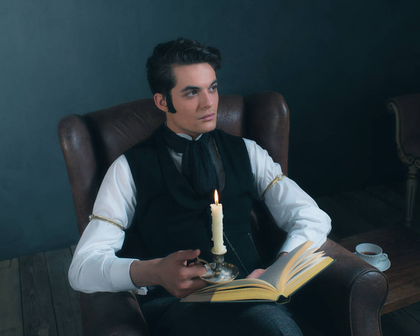 Mann im viktorianischen Stil liest Buch  - Foto, Bild