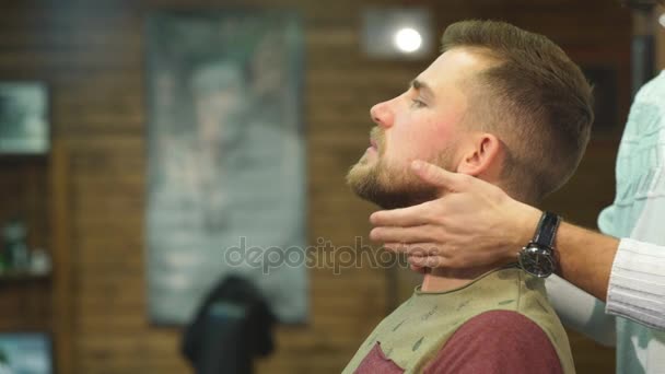 Hair beard and mustache treatment in barber shop - Záběry, video