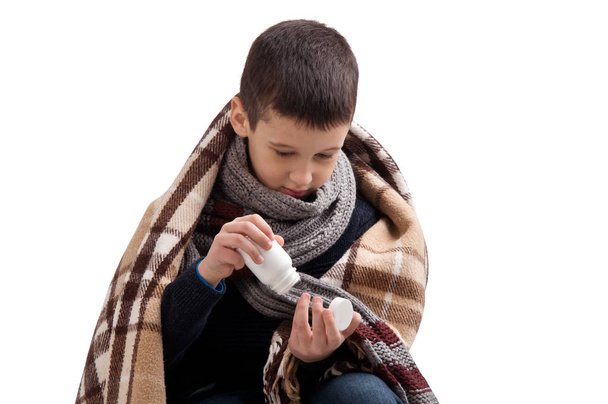 Сезонная эпидемия гриппа. Мальчик болеет гриппом
 - Фото, изображение