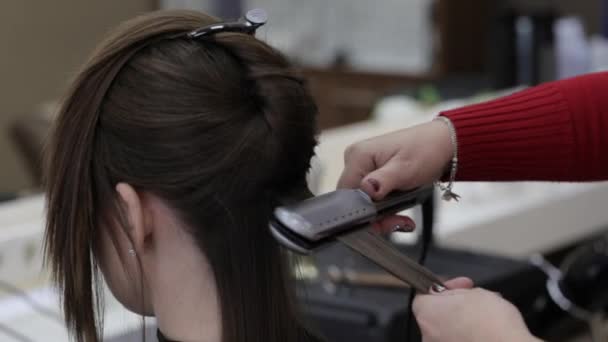 Salon fryzjerski zrobić włosy, polerowanie jej średnim wieku kobiet klienta. - Materiał filmowy, wideo