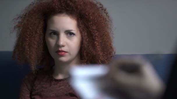 red-haired woman exposes her problems to the psychologist who takes notes - Video