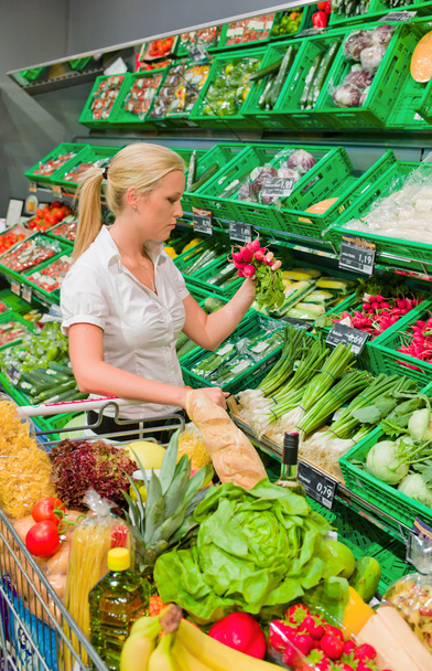 Woman shopping for fruit and vegetables - Φωτογραφία, εικόνα