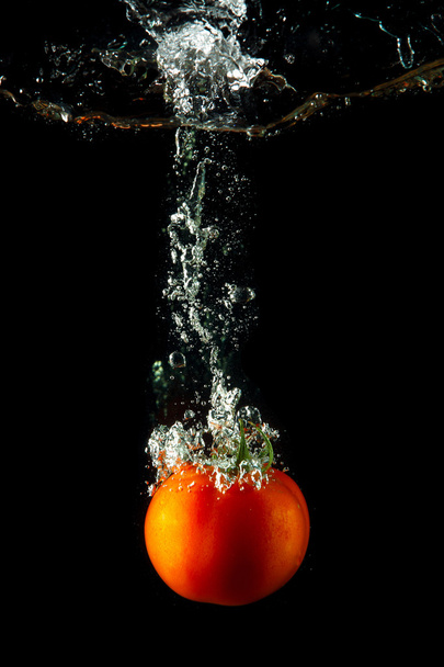 Fresh tomato under water - Fotoğraf, Görsel