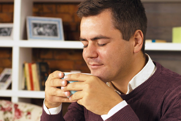 若い男の飲み物コーヒー、紅茶、チョコレート - 写真・画像