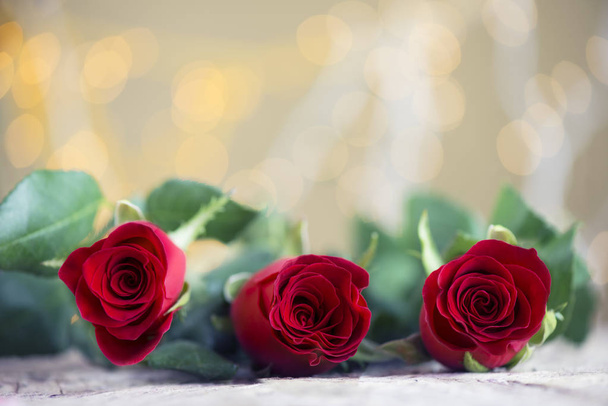 Rode rozen met een mooie achtergrond voor Valentijnsdag - Foto, afbeelding