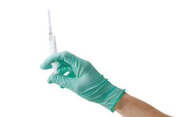 Seringue médicale dans une main masculine portant un gant médical
   - Photo, image
