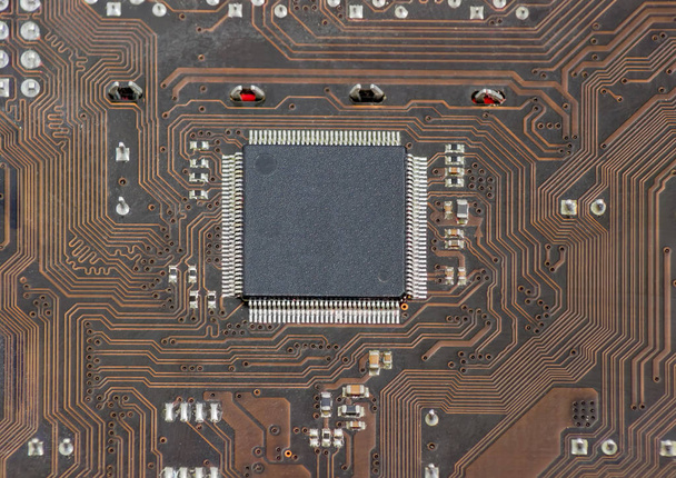 Фрагмент электронной платы с чипом в центре крупным планом
 - Фото, изображение