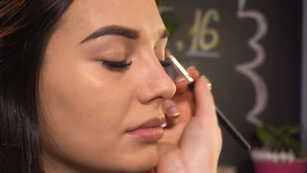 Maquiagem artista faz maquiagem para mulher modelo
 - Filmagem, Vídeo