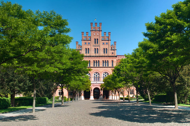 Fassade der Nationalen Universität Tscherniwzi - Foto, Bild