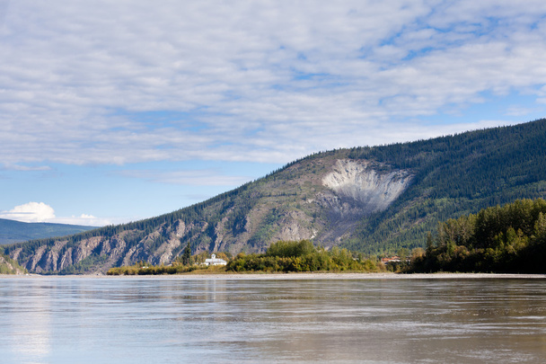 Goldrush kaupunki Dawson City alkaen Yukon River Canada
 - Valokuva, kuva