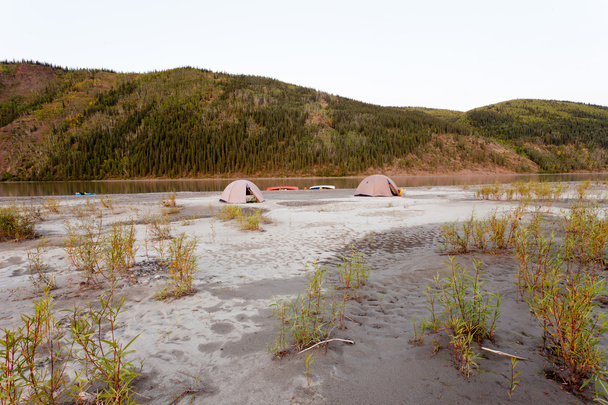 Campamento de tienda de canoa en el río Yukón en el desierto de taiga
 - Foto, Imagen