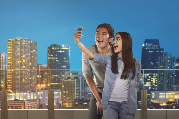 asian couple taking selfie - Φωτογραφία, εικόνα