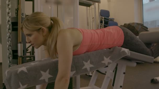 Női edzés tornateremben - Felvétel, videó