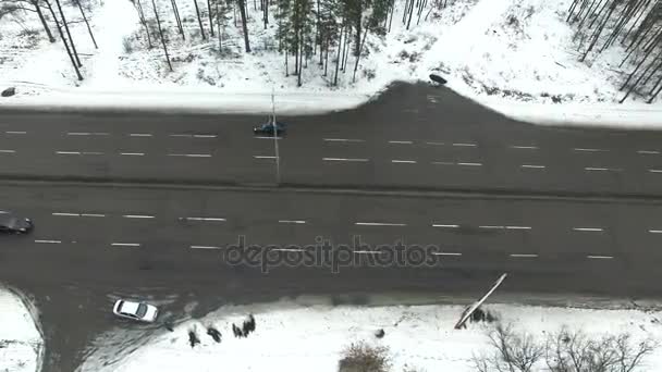 Aérea 4K. Autopista de invierno con coches en madera. Vista lateral
 - Metraje, vídeo