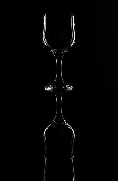 Copas de vino sobre fondo negro
 - Foto, Imagen