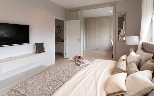 Hermoso interior de la habitación con pisos de madera y vista de la nueva casa de lujo
 - Foto, Imagen