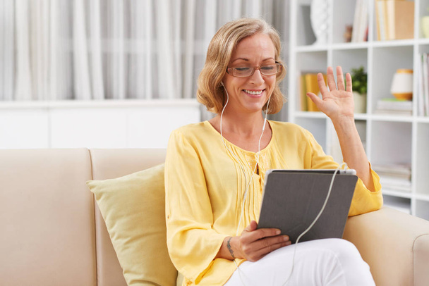 Smiling woman with tablet computer - Photo, Image