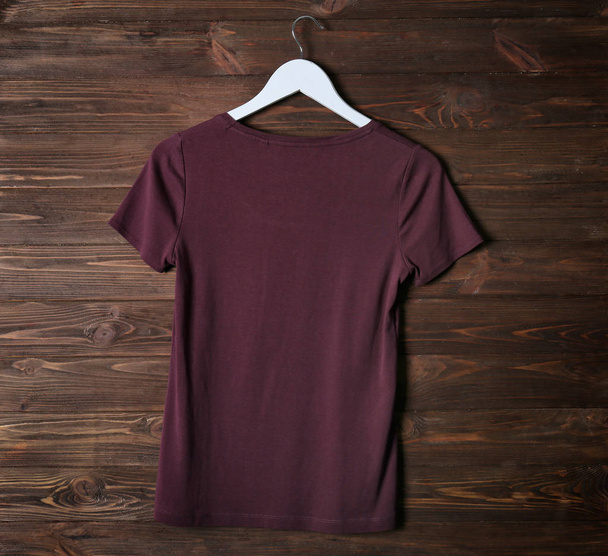 Blank maroon t-shirt - Foto, afbeelding