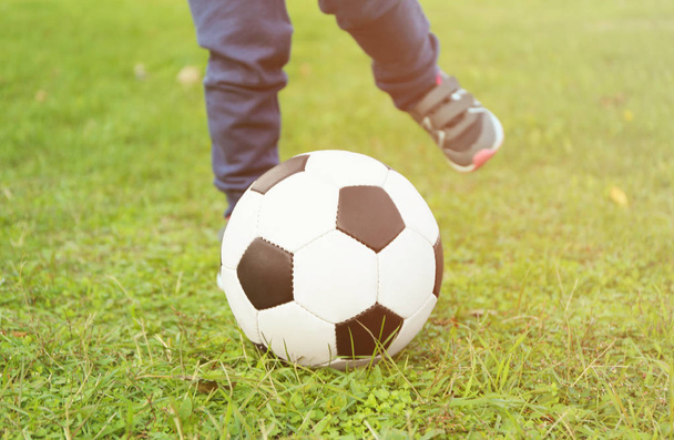 boy's legs and ball - Foto, afbeelding